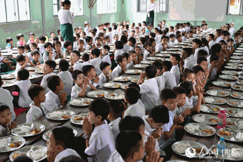 6月6日，仰光莱达雅镇基础教育第42号小学微笑儿童供餐项目现场。人民网记者 谢佳君摄
