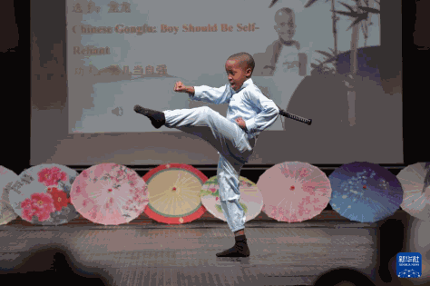 6月7日，一名选手在哈博罗内举行的“汉语桥”博茨瓦纳小学生中文秀比赛上表演中国功夫。新华社发（策基索·特巴洛摄）