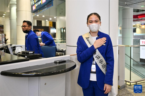 这是在马来西亚吉隆坡国际机场拍摄的会说中文的服务人员（3月16日摄）。新华社记者 程一恒 摄