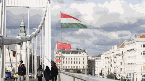 匈牙利布达佩斯的伊丽莎白桥上飘起中匈两国国旗。人民网 苏缨翔摄