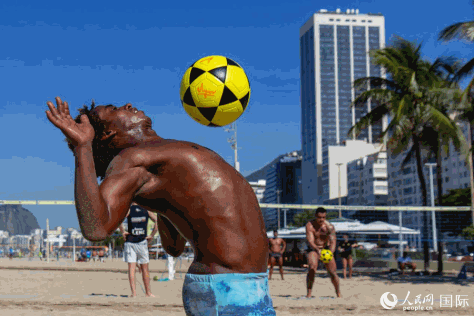 足排球——巴西里约沙滩的动感风景线。威廉·科埃略·维亚纳摄