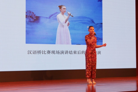 4、美国的中文爱好者谭木兰在现场演唱歌曲《挥着翅膀的女孩》。  伊莎贝尔·罗德里格斯摄