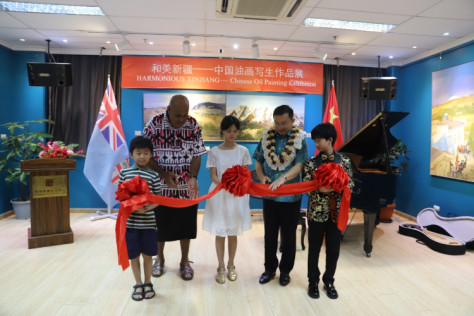 斐济本土事务部文化遗产和艺术部部长瓦苏与周剑大使为展览剪彩。斐济中国文化中心供图