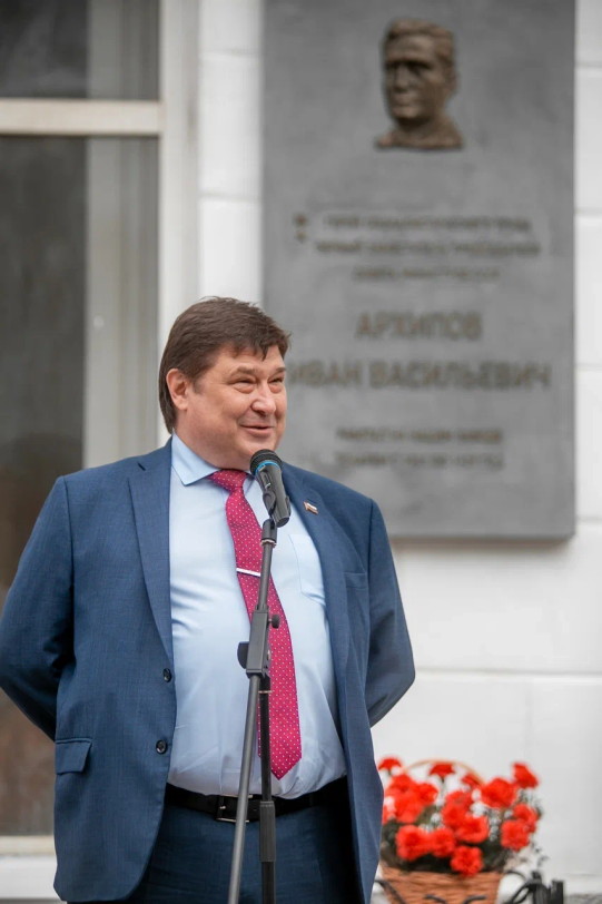 伊万·鲍里索维奇·阿尔希波夫在揭幕仪式现场致辞。俄罗斯阿尔希波夫基金会供图