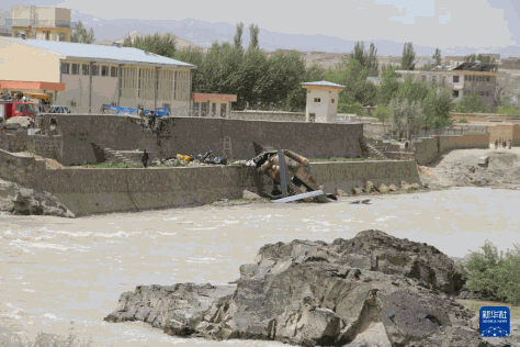 这是5月15日在阿富汗西部古尔省首府菲罗兹山拍摄的米-17直升机紧急迫降现场。新华社发（巴克塔什摄）