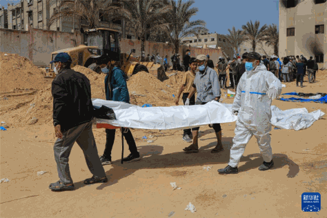 4月23日，工作人员在加沙地带南部城市汗尤尼斯的纳赛尔医疗中心转移尸体。新华社发（里泽克·阿卜杜勒贾瓦德摄）