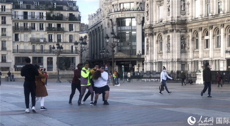 巴黎市政厅广场的年轻人。（人民网记者 何蒨摄）