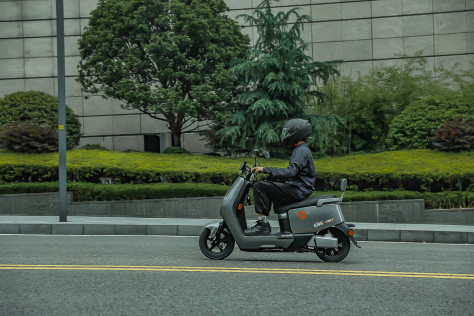 雅迪 冠能二代 E8S  电动摩托车E8S模特图图片