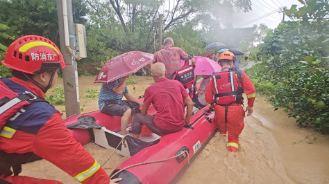 梅州市消防救援支队大埔大队消防救援人员转移被困群众。广东省消防救援总队供图