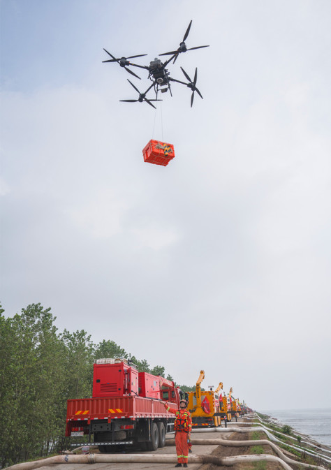 利用无人机运送物资。湖南省消防救援总队供图