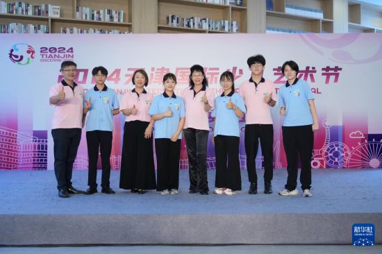   台湾大中青少年国乐团在活动现场合影（7月25日摄）。新华社发