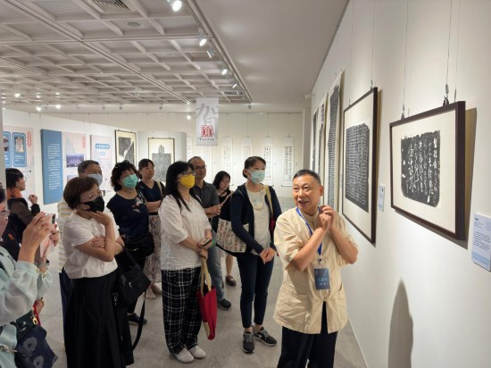 7月20日，人们在“西安碑林海峡两岸临书展”现场参观。新华社记者 王承昊 摄