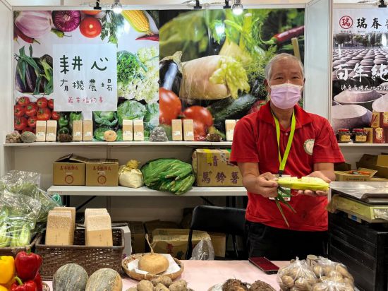  5月10日，来自云林县的农户展示有机蔬菜。新华社记者 赵博 摄