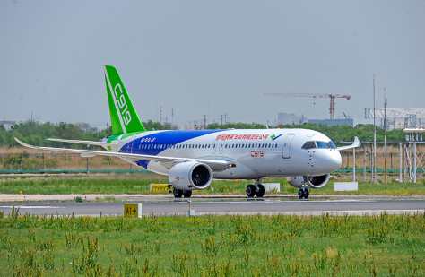 C919飞机在天津滨海国际机场降落。冯程钰摄