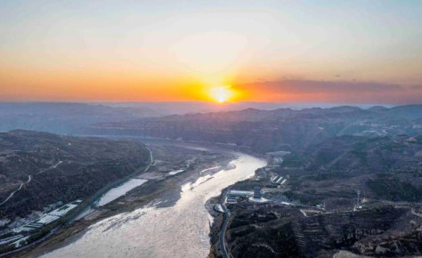 夕阳下的碛口
夕阳西下、彩霞满天，宽广的黄河水与远山形成壮阔斑斓的画卷。