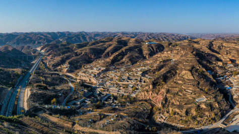 临县孙家沟
村子四面环山，中间是盆地，18大院和32小院错落有致地分布在溪水南北两岸的盆地内，俨然一座“世外桃源”。