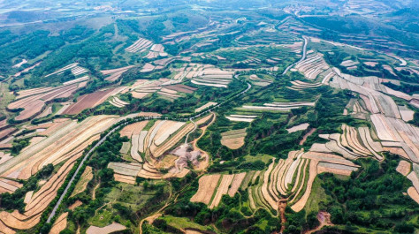 俯瞰和顺县山野乡村