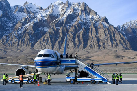 Pasajeros descienden del primer vuelo en el aeropuerto de Taxkorgan, tras su llegada al distrito autónomo tayiko de Taxkorgan, en la región autónoma uygur de Xinjiang, en el noroeste de China, el 23 de diciembre de 2022. (Xinhua/Ding Lei)