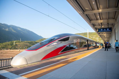 Imagen del 13 de junio de 2022 de un tren bala deteniéndose en la Estación de Ferrocarril de Wushan, en el centro de China. (Xinhua/Tang Yi)