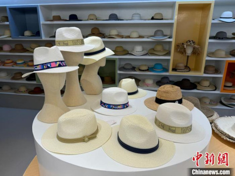 Joven empresario de Zhejiang fabrica los sombreros de paja de los Juegos Olímpicos de París