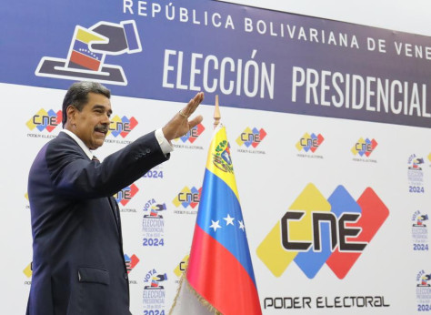 Imagen del presidente venezolano, Nicolás Maduro, saludando durante su acto de proclamación como presidente reelecto ante el Consejo Nacional Electoral (CNE), en Caracas, Venezuela, el 29 de julio de 2024. (Xinhua/Presidencia de Venezuela)