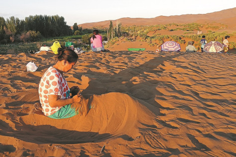 La terapia con arena convierte los desiertos de Xinjiang en un imán turístico