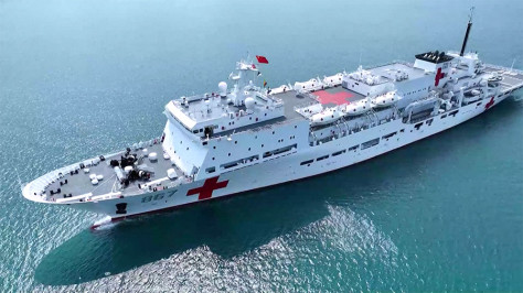 Un buque hospital de la Armada realiza ejercicios de rescate y asistencia médica en el Mar Meridional de China