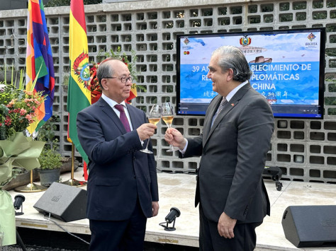 Qiu Xiaoqi (izquierda), representante especial del Gobierno de la República Popular China para Asuntos Latinoamericanos y Hugo Siles, embajador de Bolivia en China. (Foto por Zhou Yu, Diario del Pueblo digital)