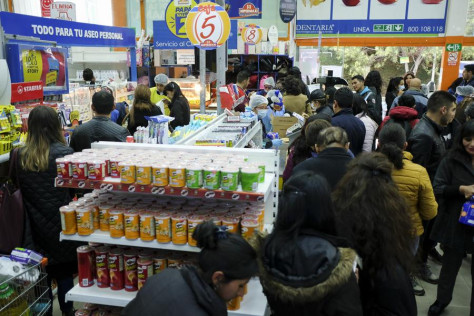 Imagen de archivo de personas realizando compras en un supermercado en La Paz, Bolivia. (Xinhua/Str)