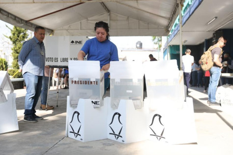 Una mujer emite su voto en una casilla electoral durante las elecciones generales, en la Ciudad de México, capital de México, el 2 de junio de 2024. (Xinhua/Li Mengxin)