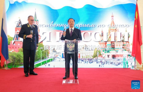 Alto legislador chino asiste a recepción con motivo de Día de Rusia en Beijing