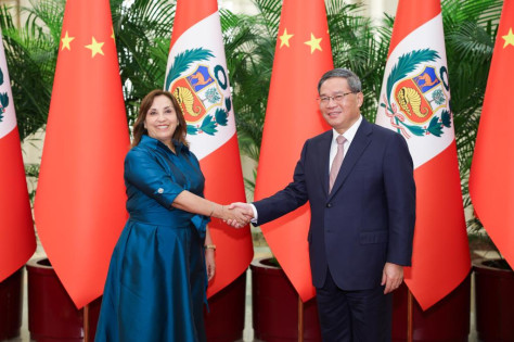 Primer ministro chino se reúne con presidenta peruana en Beijing