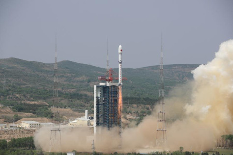 Un cohete portador Gran Marcha-2D con cuatro satélites a bordo despega desde el Centro de Lanzamiento de Satélites de Taiyuan, en la provincia de Shanxi, en el norte de China, el 20 de mayo de 2024. (Xinhua/Zheng Bin)