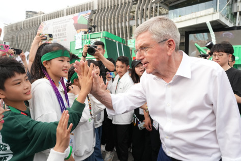 Presidente del COI visita stand de temática olímpica en Shanghai
