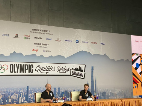 Pierre Fratter-Bardy (izquierda), director asociado del equipo de Desarrollo y Estrategia de los Juegos Olímpicos del Comité Olímpico Internacional, habla con los medios durante una conferencia de prensa el miércoles en Shanghai. Luo Bin / China Daily