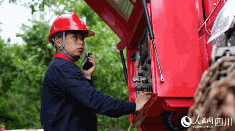 电力工人正在操作架线张力机。刘湘钒摄