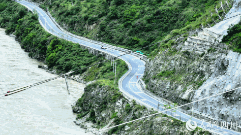 “飞越”大渡河的同时，跨越导线下方的省道。刘湘钒摄