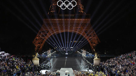 مقالة: الباريسيون يحتضنون الروح الأولمبية مع إشعال مرجل الألعاب