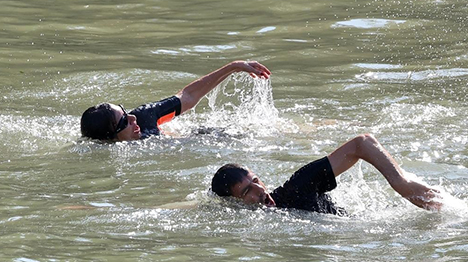 عمدة باريس تسبح في نهر السين لإثبات أهليته لاستضافة المنافسات الأولمبية