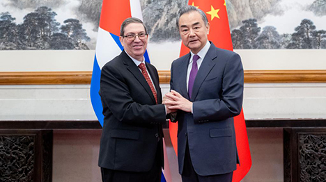 وزير الخارجية الصيني يعقد محادثات مع المبعوث الخاص للرئيس الكوبي