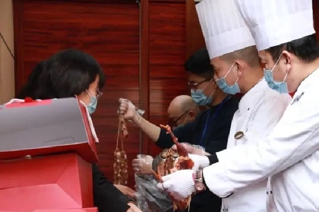 浙大二院的食堂火出圈了 因提供各种新鲜年货酱肉