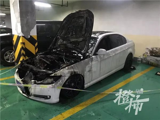 杭州滨江一小区地下车库 一辆宝马停在车位上起火