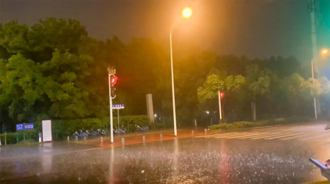 武汉夜降暴雨电闪雷鸣