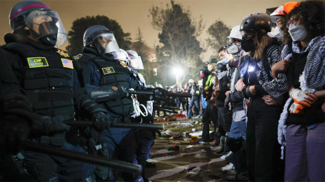 美警方在加州大学暴力清场