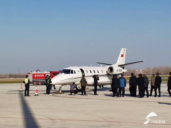 菏泽牡丹机场迎来首架飞机