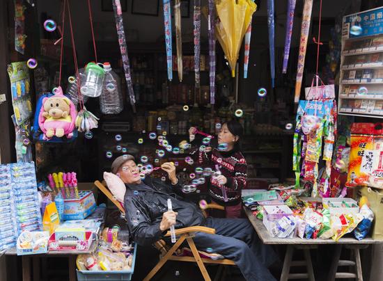 《祖孙俩》摄影：@星光安防 　来自于《生于街头》12月