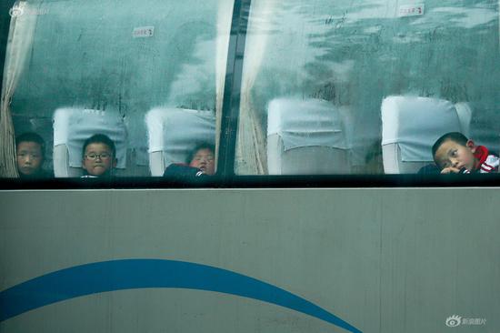 《车窗里的孩子们》 摄影：@九转成丹