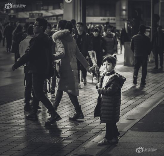 《情人节街头》  摄影：@黄小磊2014