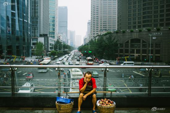 《天桥上的小贩》摄影：@九转成丹  拍摄时间：2016年7月25日  拍摄地点：四川省成都天府广场