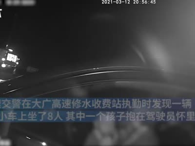 九江一家人外出游玩 一司机手抱小孩开上高速